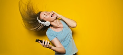 币游国际铁粉聚集地球迷社区 - 热闹的球迷聚会讨论场景